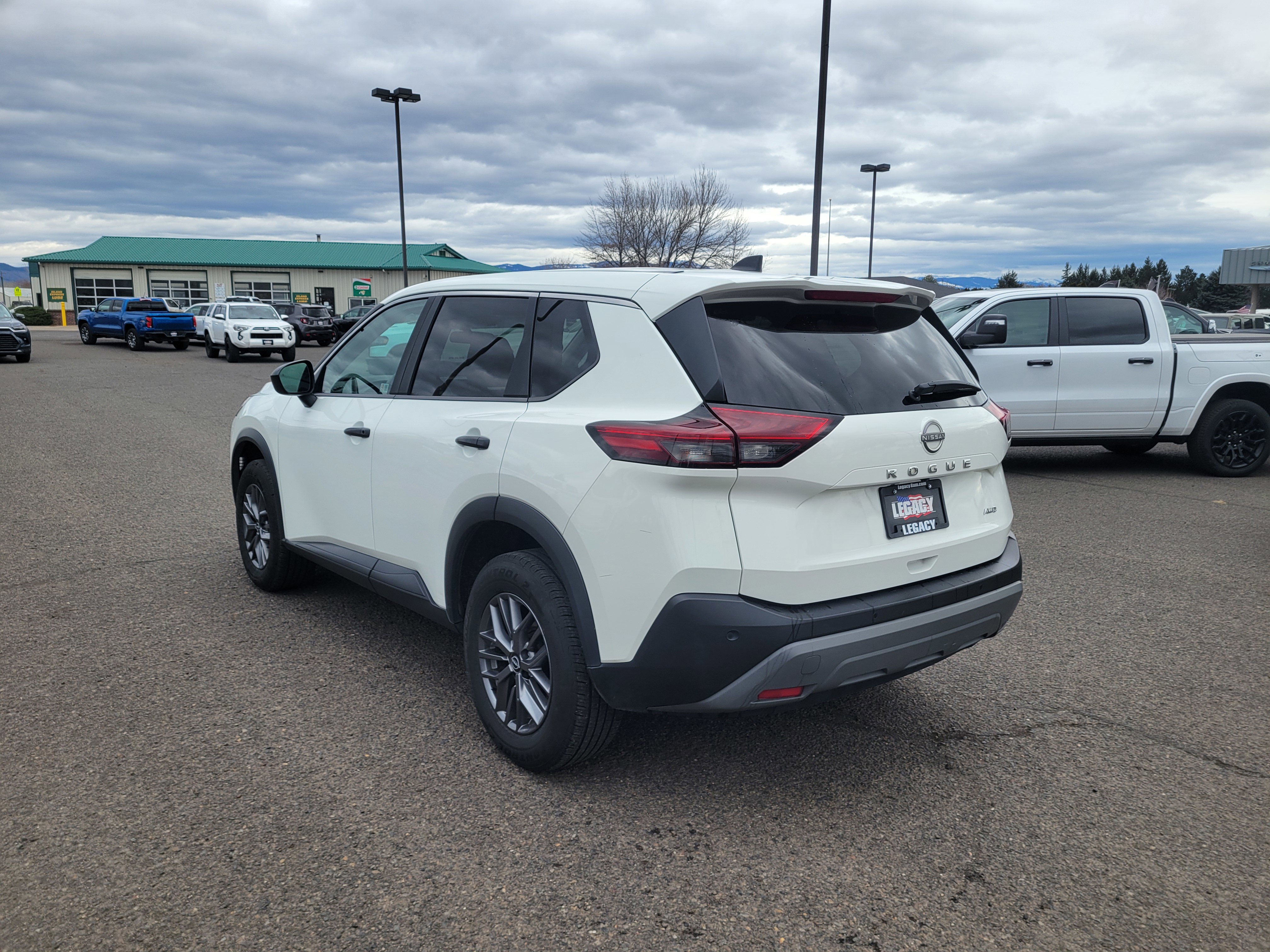 Used 2023 Nissan Rogue S AWD/4WD image 12