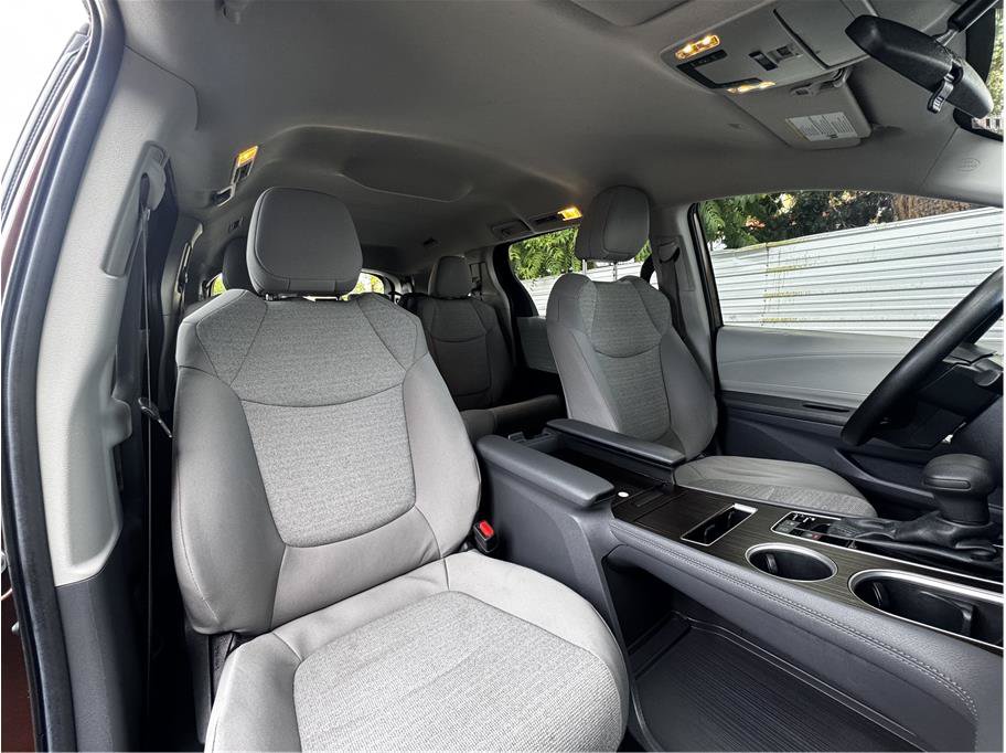 Used 2024 Toyota Sienna LE AWD/4WD image 15