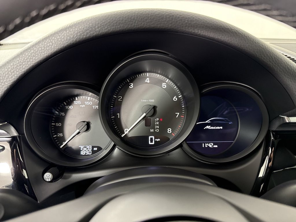 Certified 2025 Porsche Macan AWD/4WD image 37