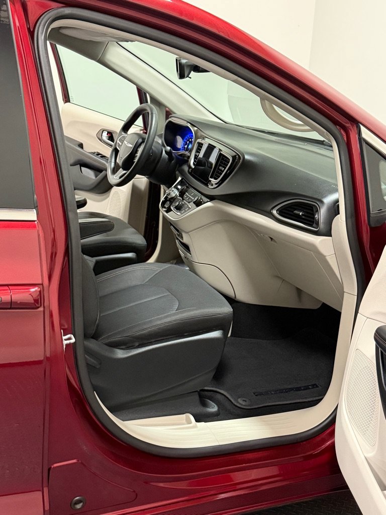 Used 2017 Chrysler Pacifica Touring FWD image 12