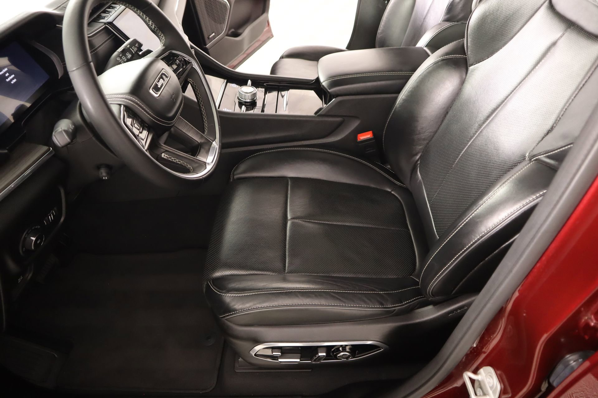 Used 2024 Jeep Grand Cherokee L Overland w/ Luxury Tech Group IV image 13