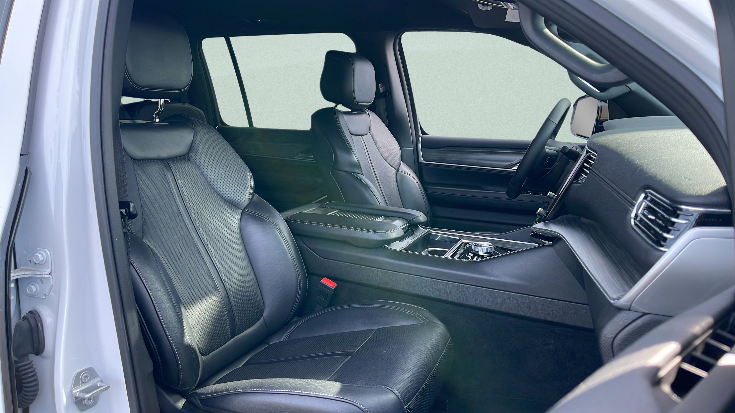 Used 2024 Jeep Wagoneer L Series III w/ Flexible Seating Group image 30