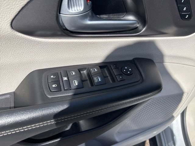 Used 2024 Chrysler Pacifica Touring-L FWD image 14