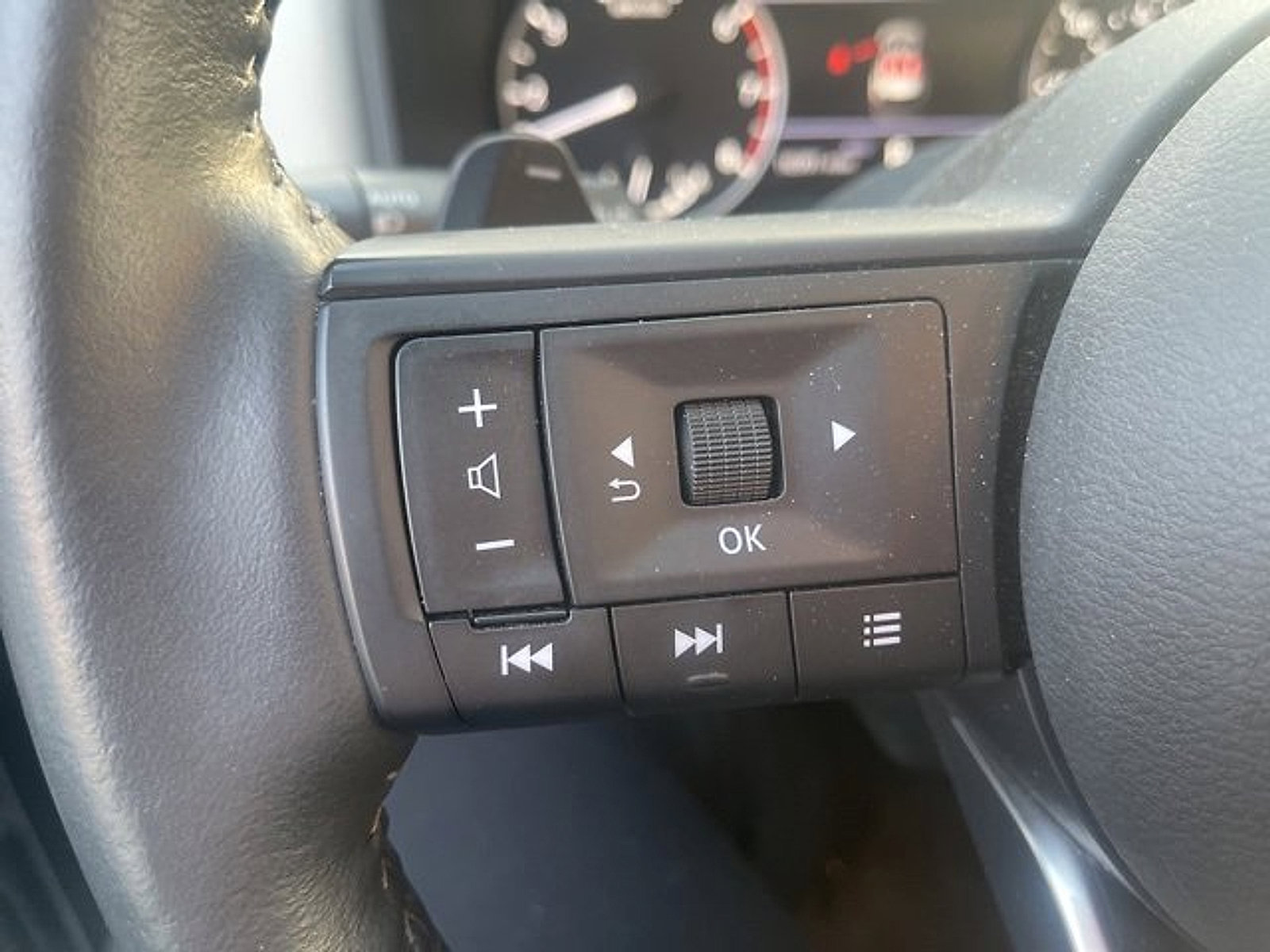 Used 2024 Nissan Rogue SV w/ SV Premium Package image 10