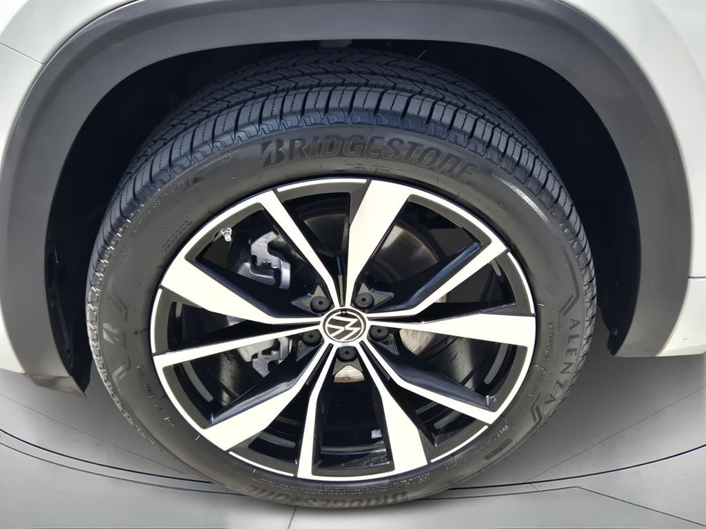 Used 2024 Volkswagen Atlas SEL Premium R-Line image 9