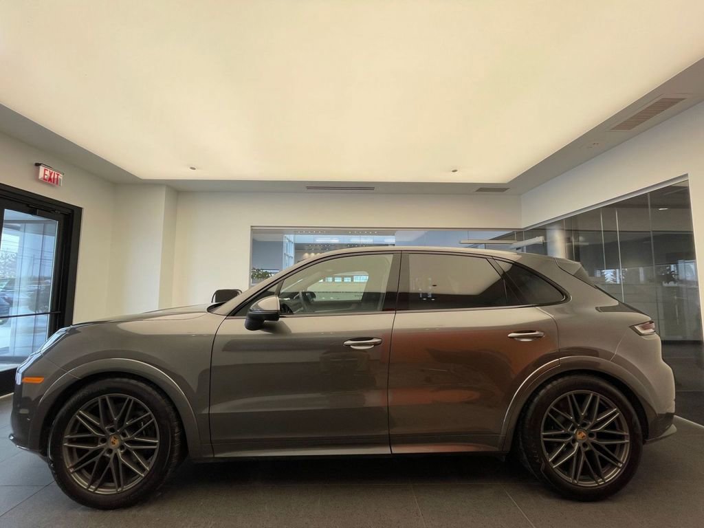 Used 2025 Porsche Cayenne image 2