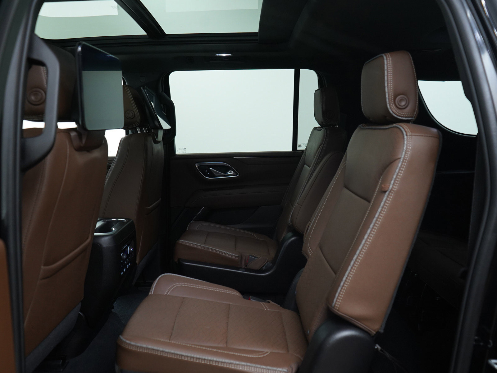 Used 2024 Chevrolet Suburban High Country w/ Premium Package image 18