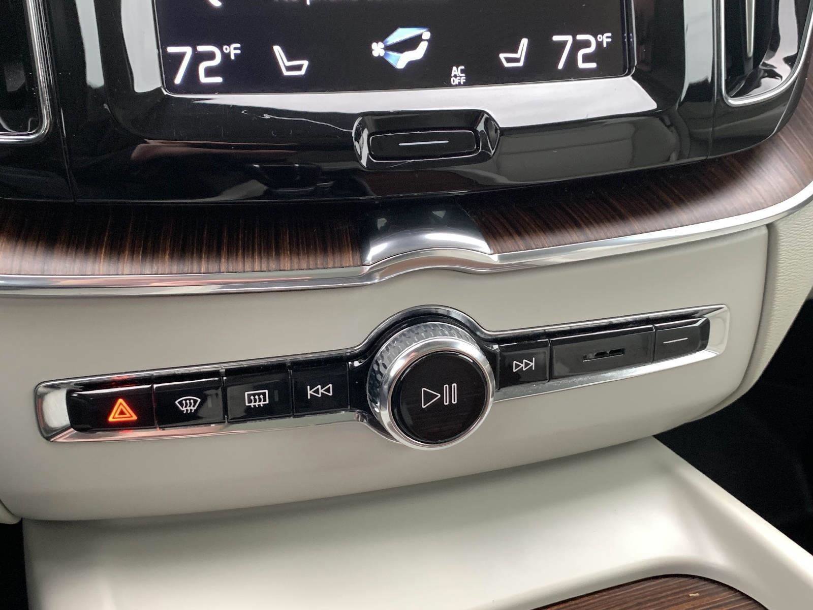 Used 2021 Volvo XC60 T6 Momentum w/ Premium Package image 25