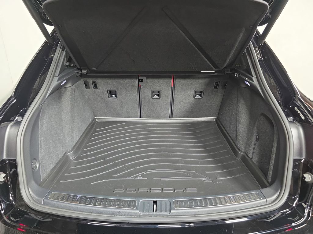Used 2025 Porsche Macan image 25
