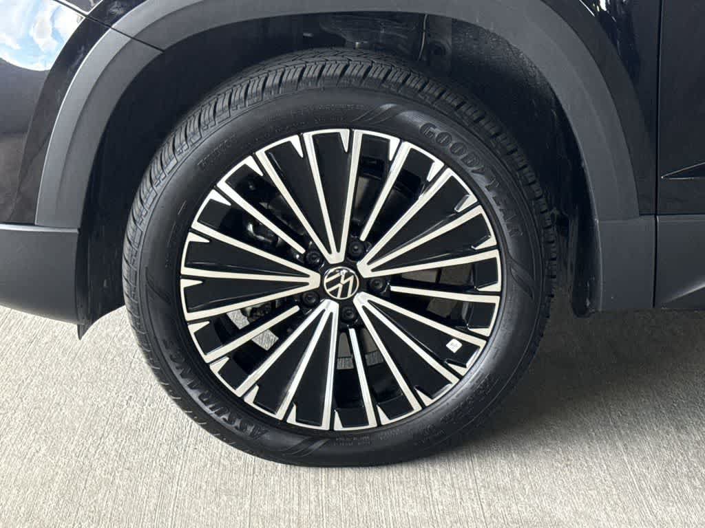 New 2025 Volkswagen Taos SE FWD image 11