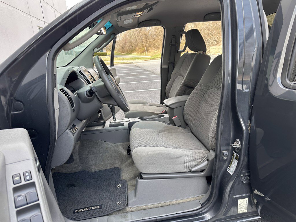 Used 2011 Nissan Frontier SV w/ SV Premium Utility Pkg AWD/4WD image 17