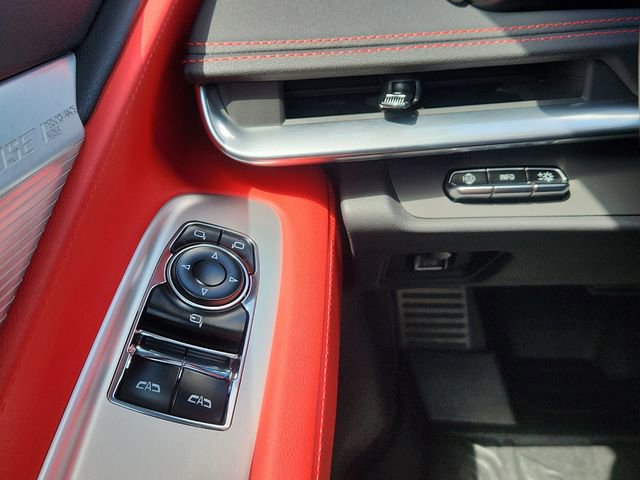 Used 2024 Chevrolet Corvette Stingray Preferred Cpe w/ Body-Color Dual Roof Package RWD image 33