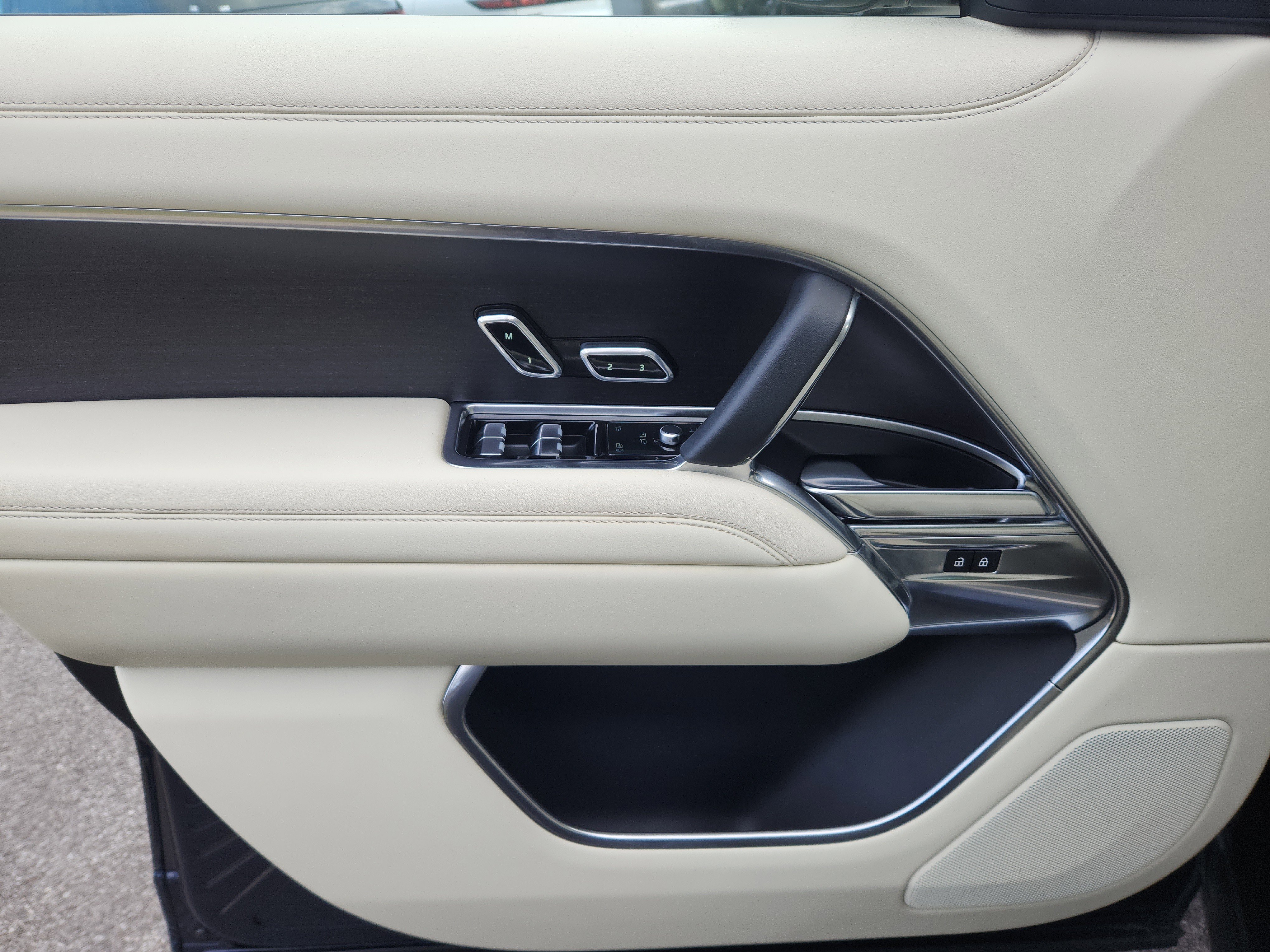 Used 2023 Land Rover Range Rover Long Wheelbase SE image 25