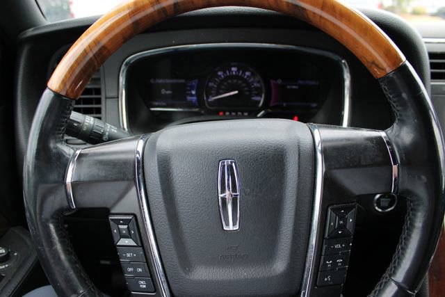 Used 2016 Lincoln Navigator L Select RWD image 3