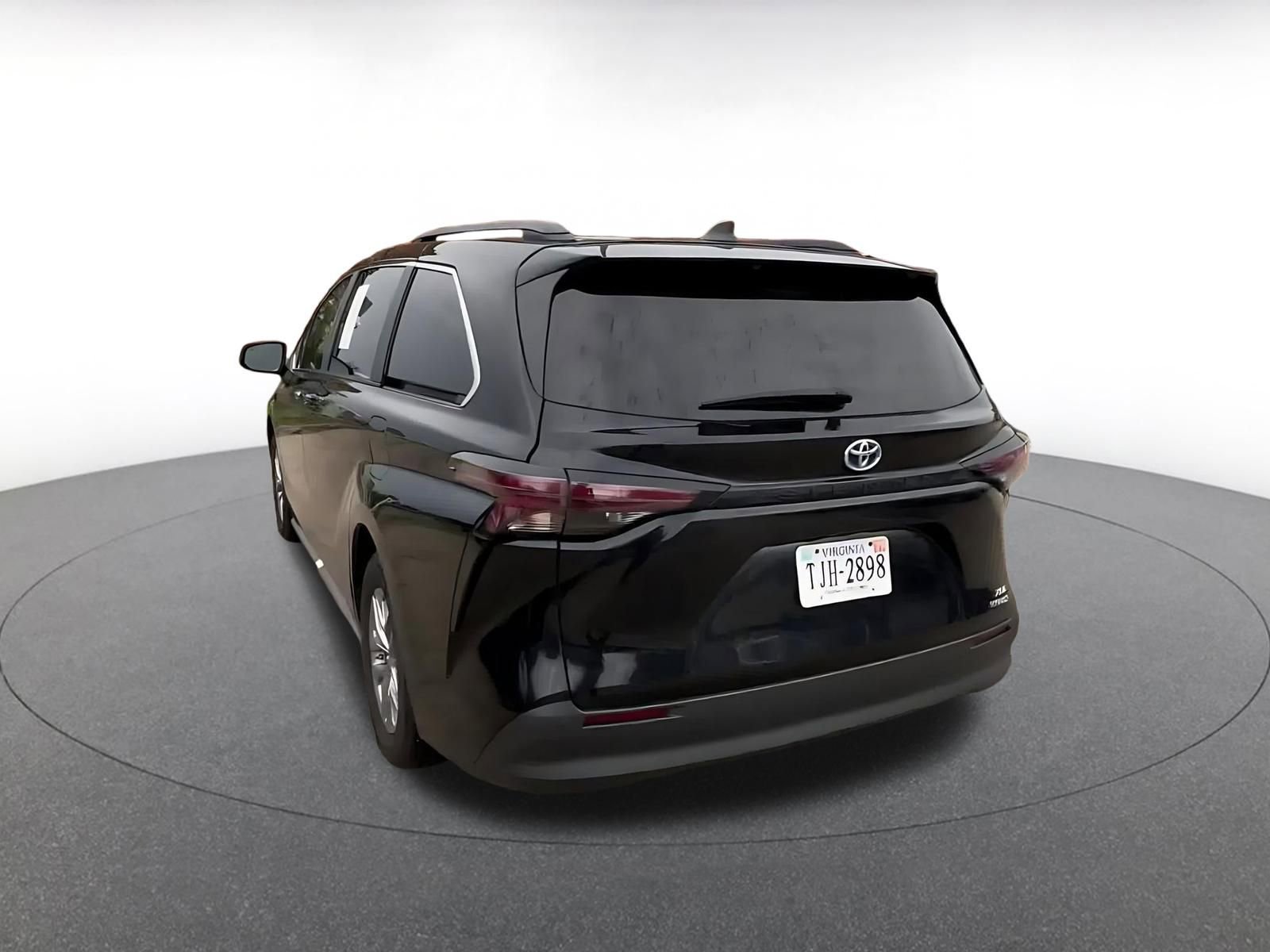 Used 2024 Toyota Sienna XLE FWD image 11