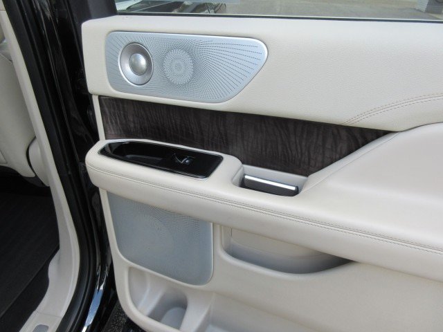 Used 2021 Lincoln Navigator Reserve w/ Luxury Package AWD/4WD image 21