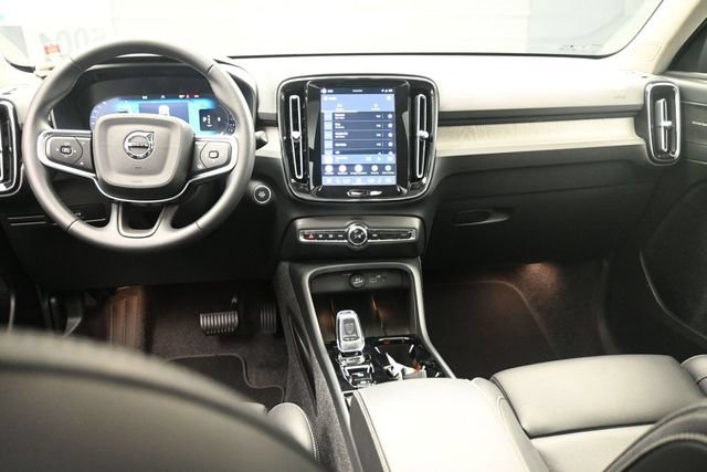 Certified 2025 Volvo XC40 B5 Ultra AWD/4WD image 9