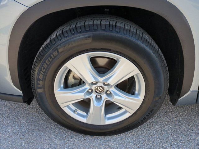 Used 2021 Toyota Highlander LE image 10