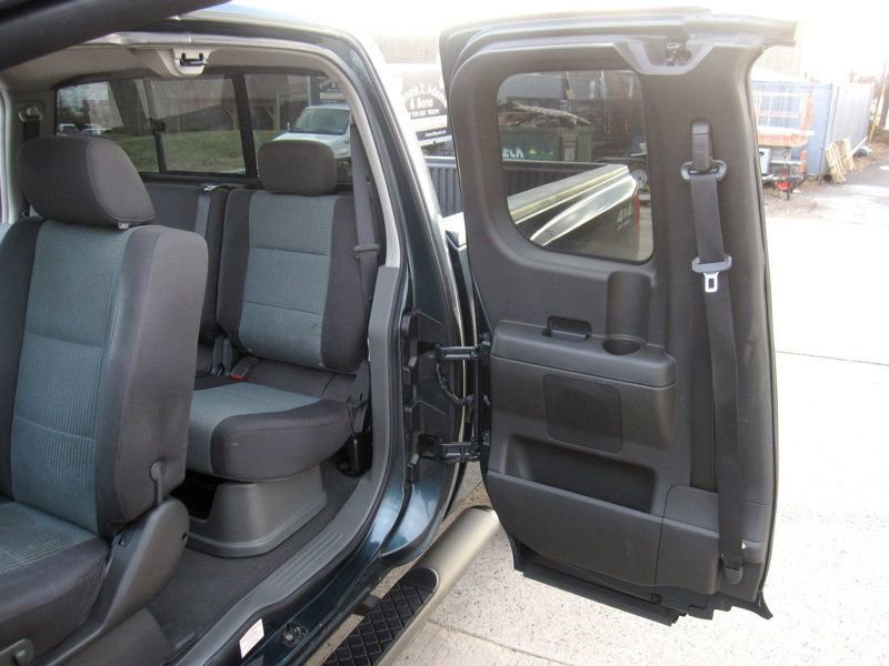 Used 2005 Nissan Titan SE image 30