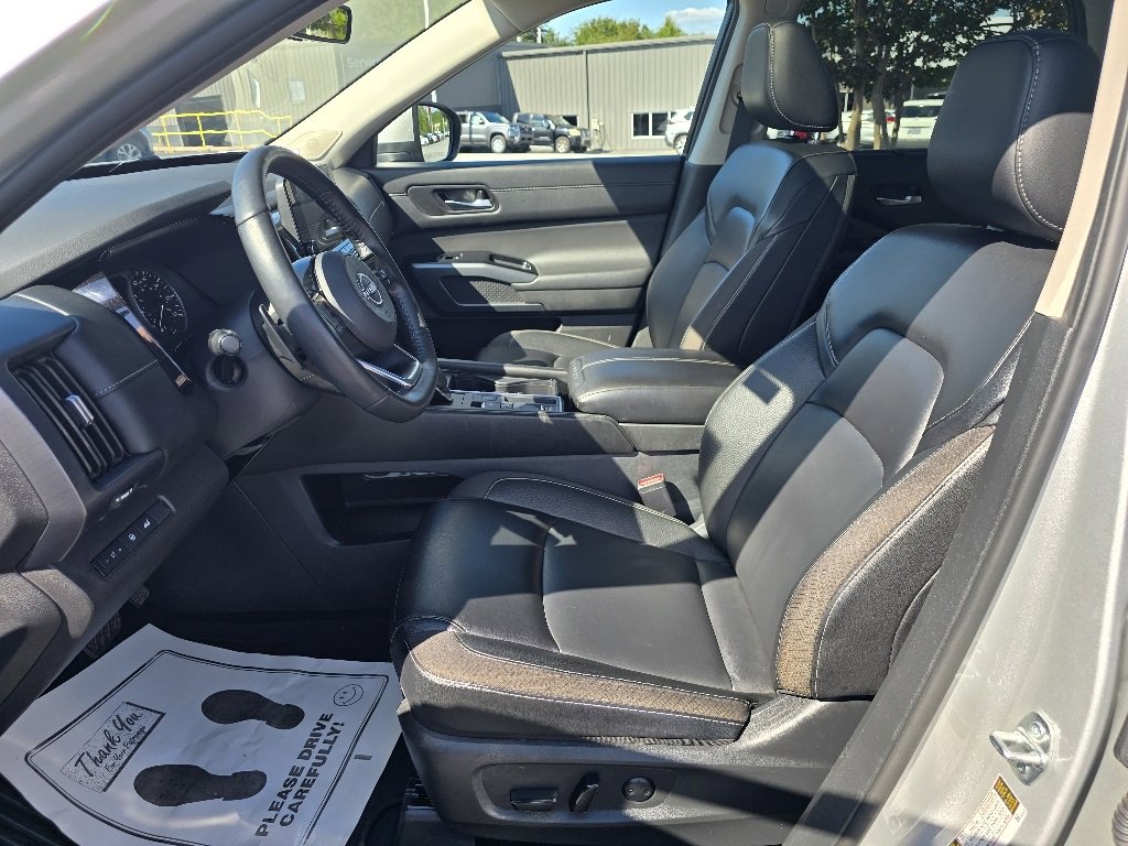 Used 2024 Nissan Pathfinder SL w/ SL Premium Package image 12