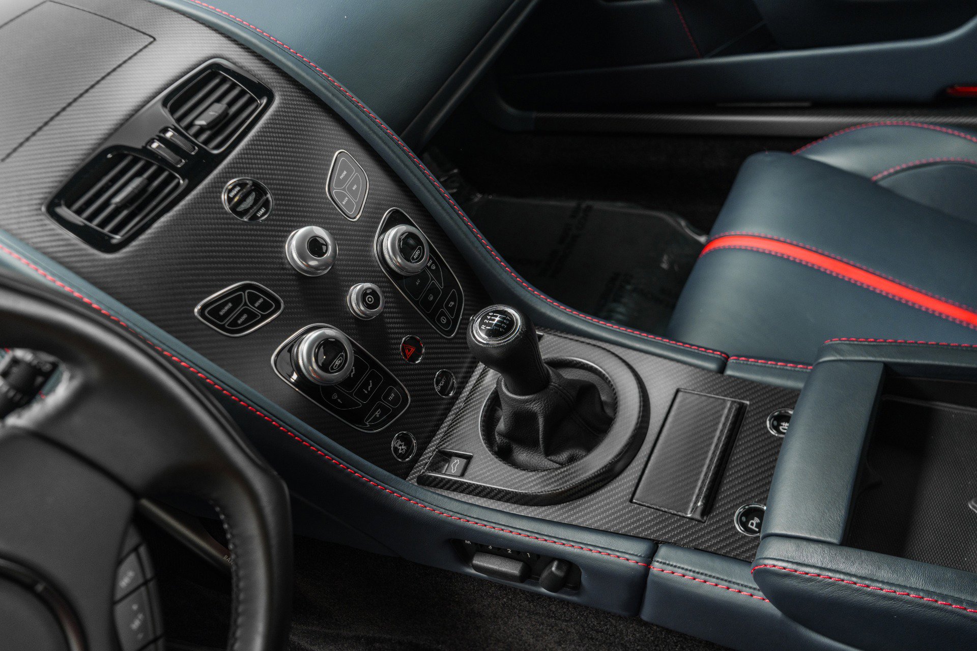 Used 2017 Aston Martin V12 Vantage S image 28