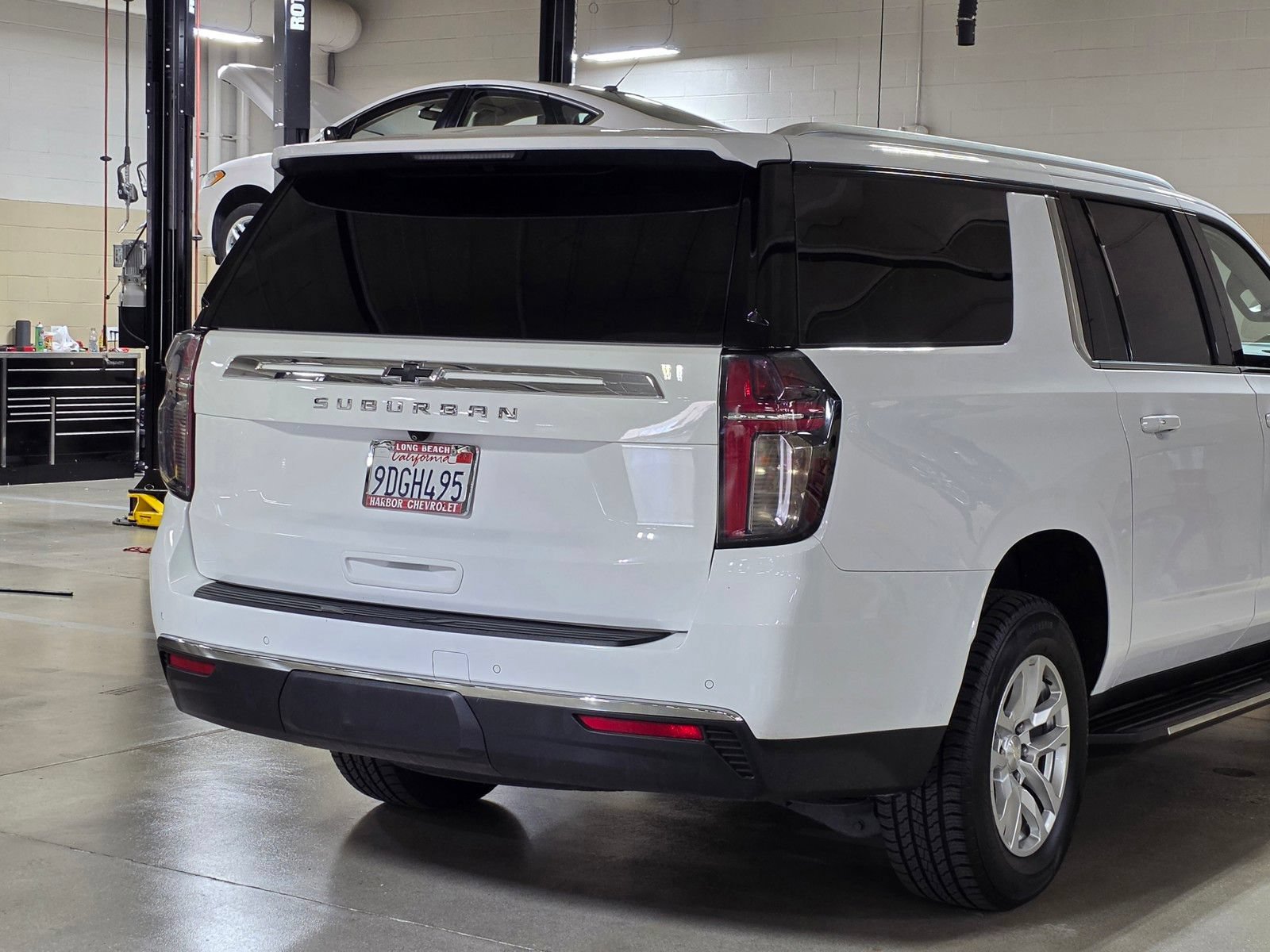Used 2023 Chevrolet Suburban LS RWD image 11