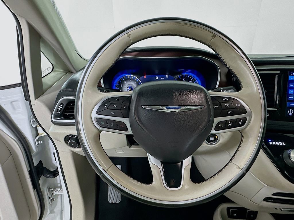 Used 2017 Chrysler Pacifica Limited w/ UConnect Theater Package FWD image 18