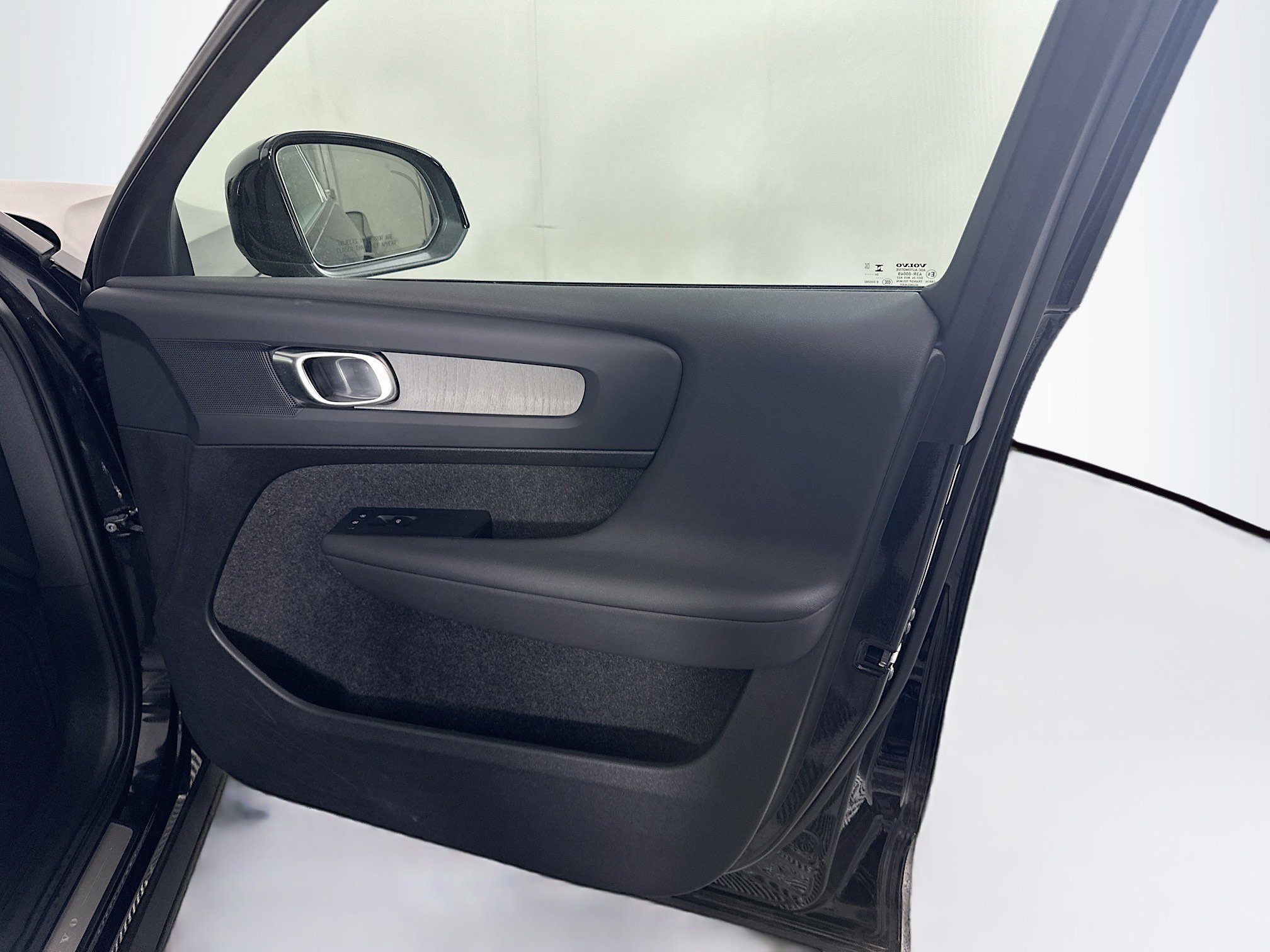 Used 2025 Volvo XC40 B5 Plus image 33