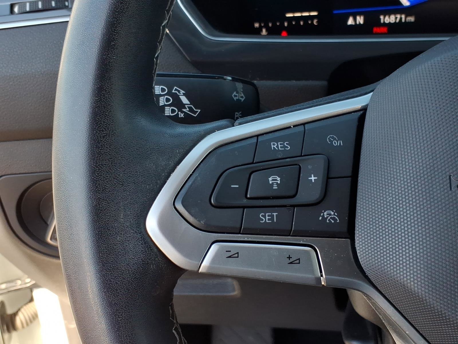 Certified 2022 Volkswagen Tiguan SE image 29