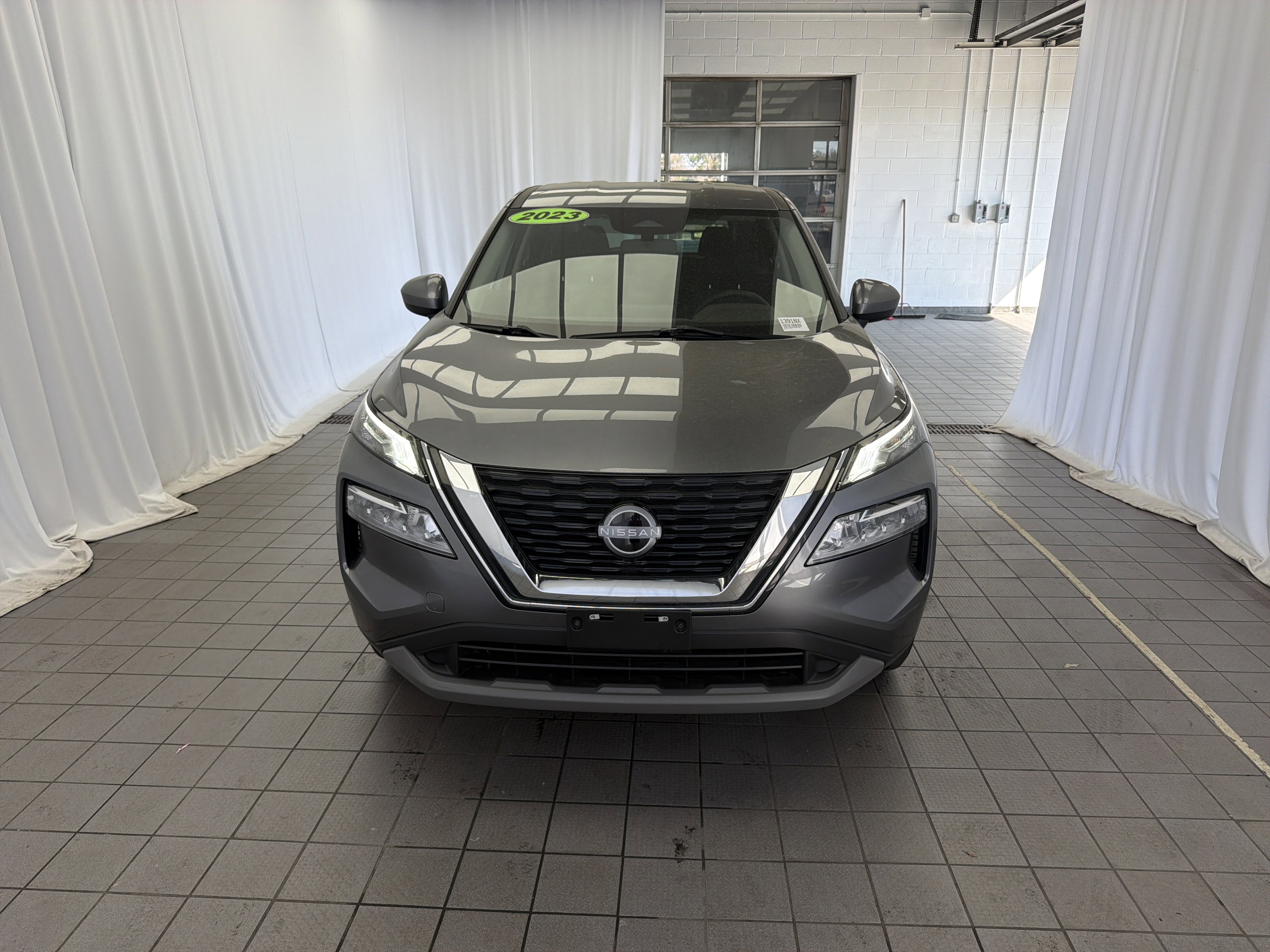 Used 2023 Nissan Rogue SV image 2