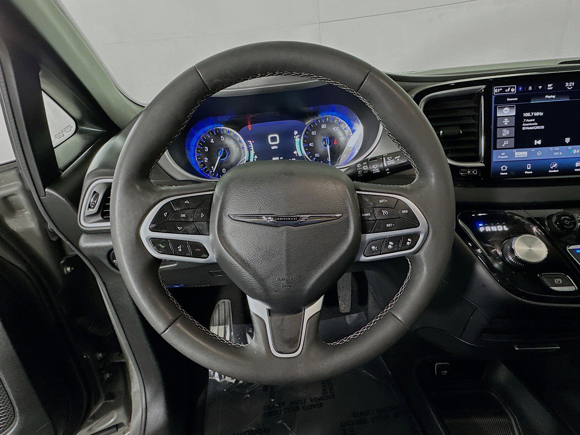Used 2025 Chrysler Pacifica Select image 15