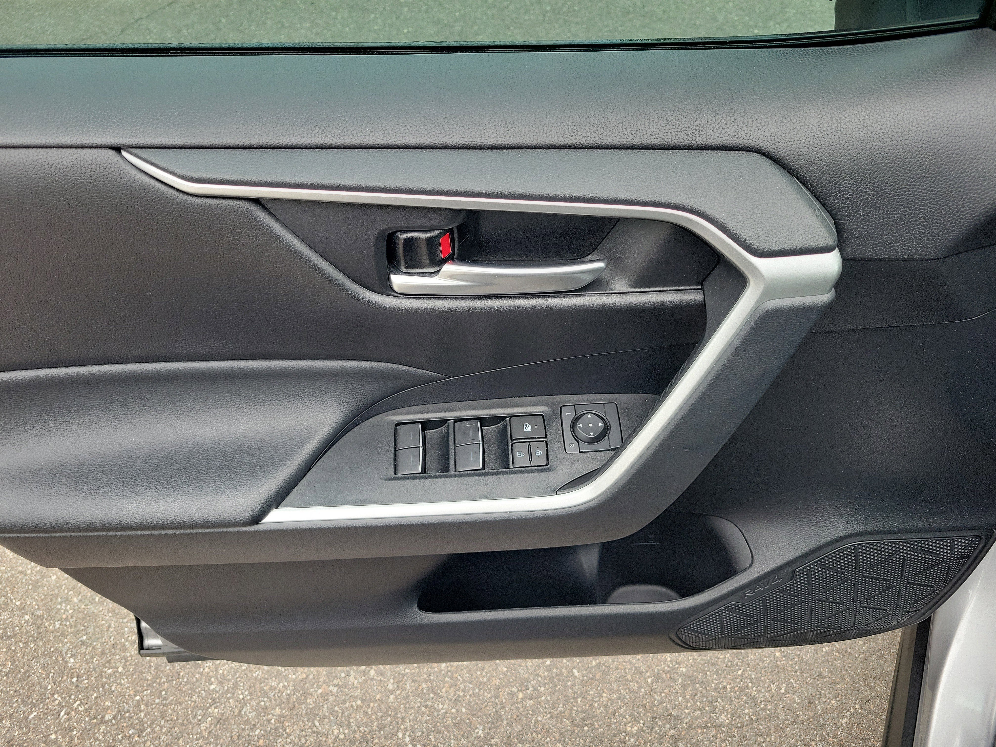 Used 2023 Toyota RAV4 SE image 19