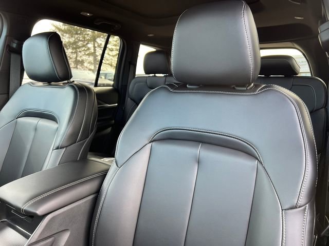 Used 2025 Jeep Grand Cherokee Limited w/ Black Appearance Package image 14