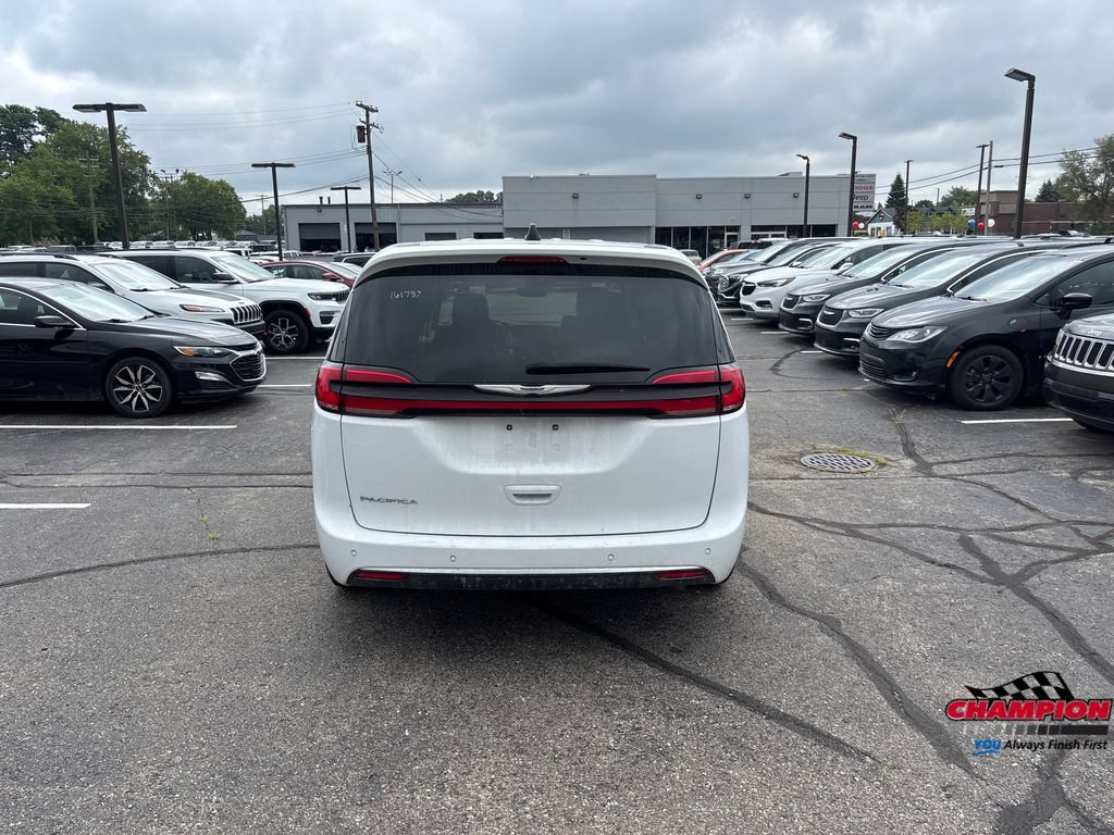 Used 2024 Chrysler Pacifica Touring-L FWD image 6