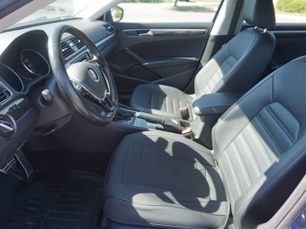 Used 2017 Volkswagen Passat 1.8T SEL Premium FWD image 2