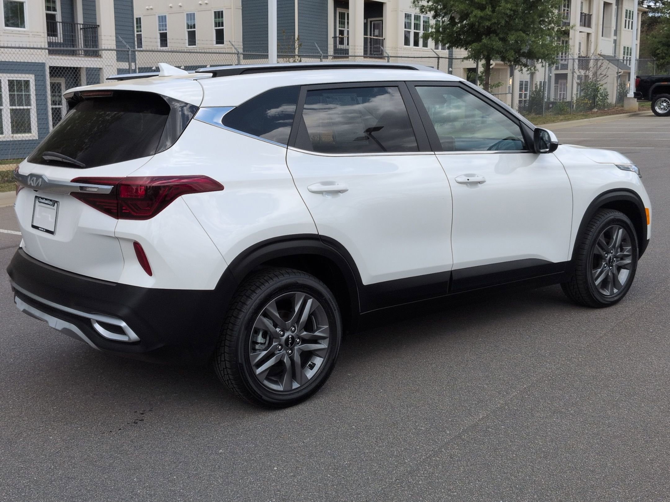 Used 2023 Kia Seltos S w/ Navigation Package FWD image 4