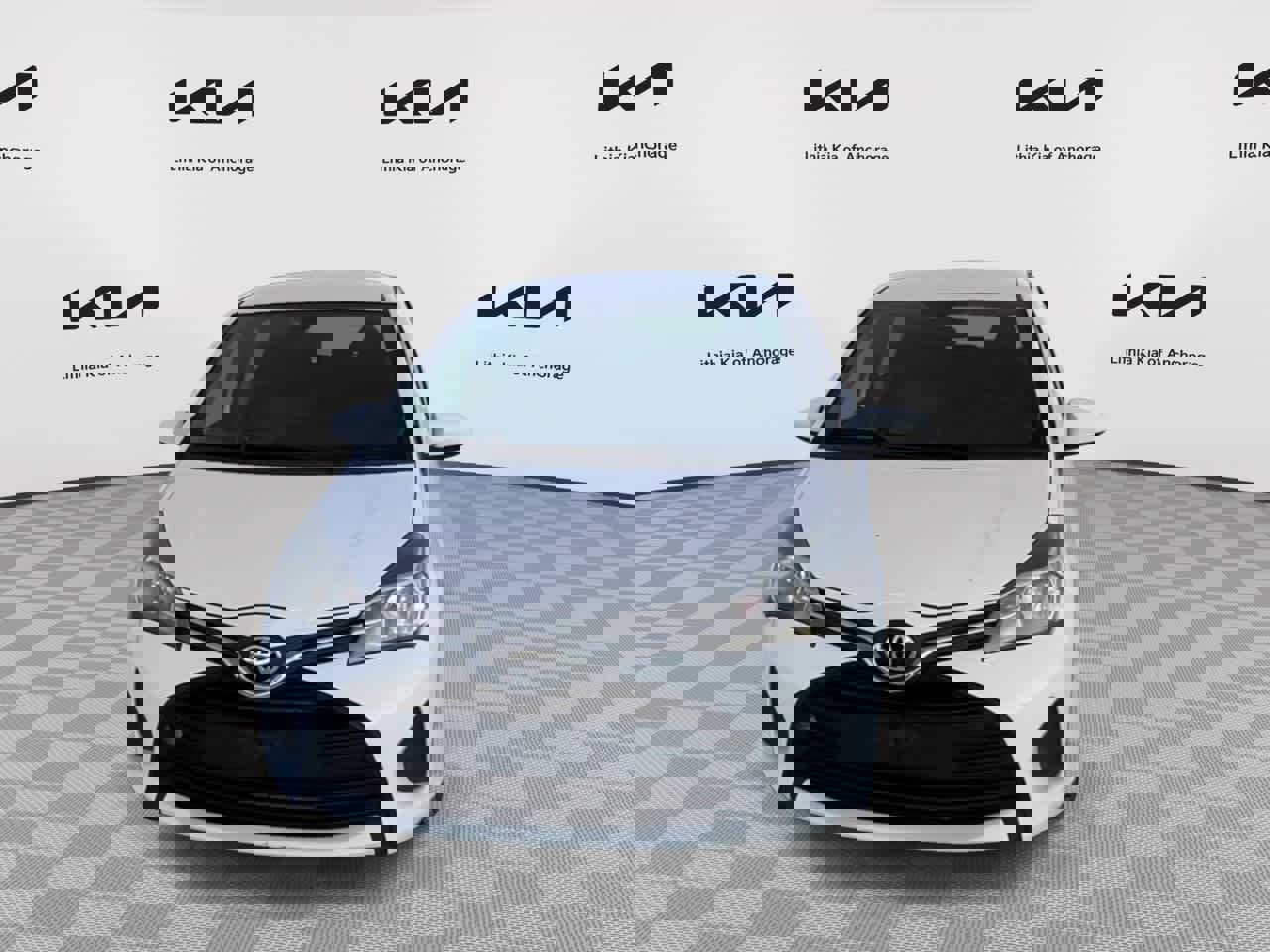 Used 2015 Toyota Yaris L image 3