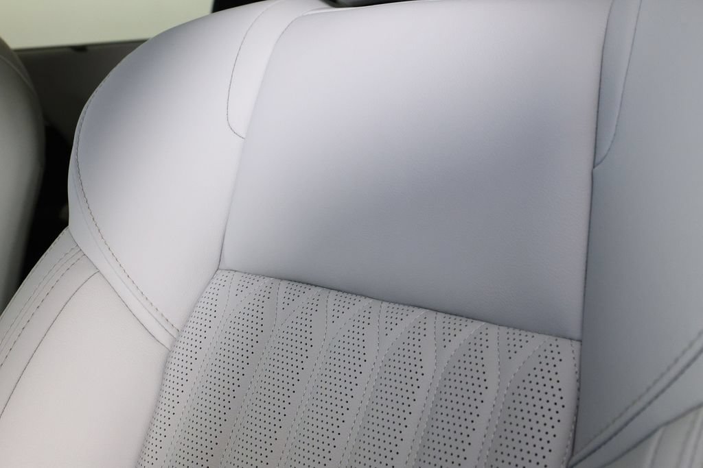 Used 2025 Mitsubishi Outlander AWD image 35