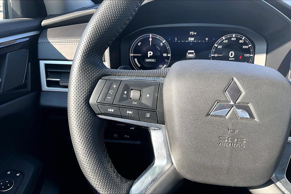 Used 2024 Mitsubishi Outlander 4WD Plug-In Hybrid image 18