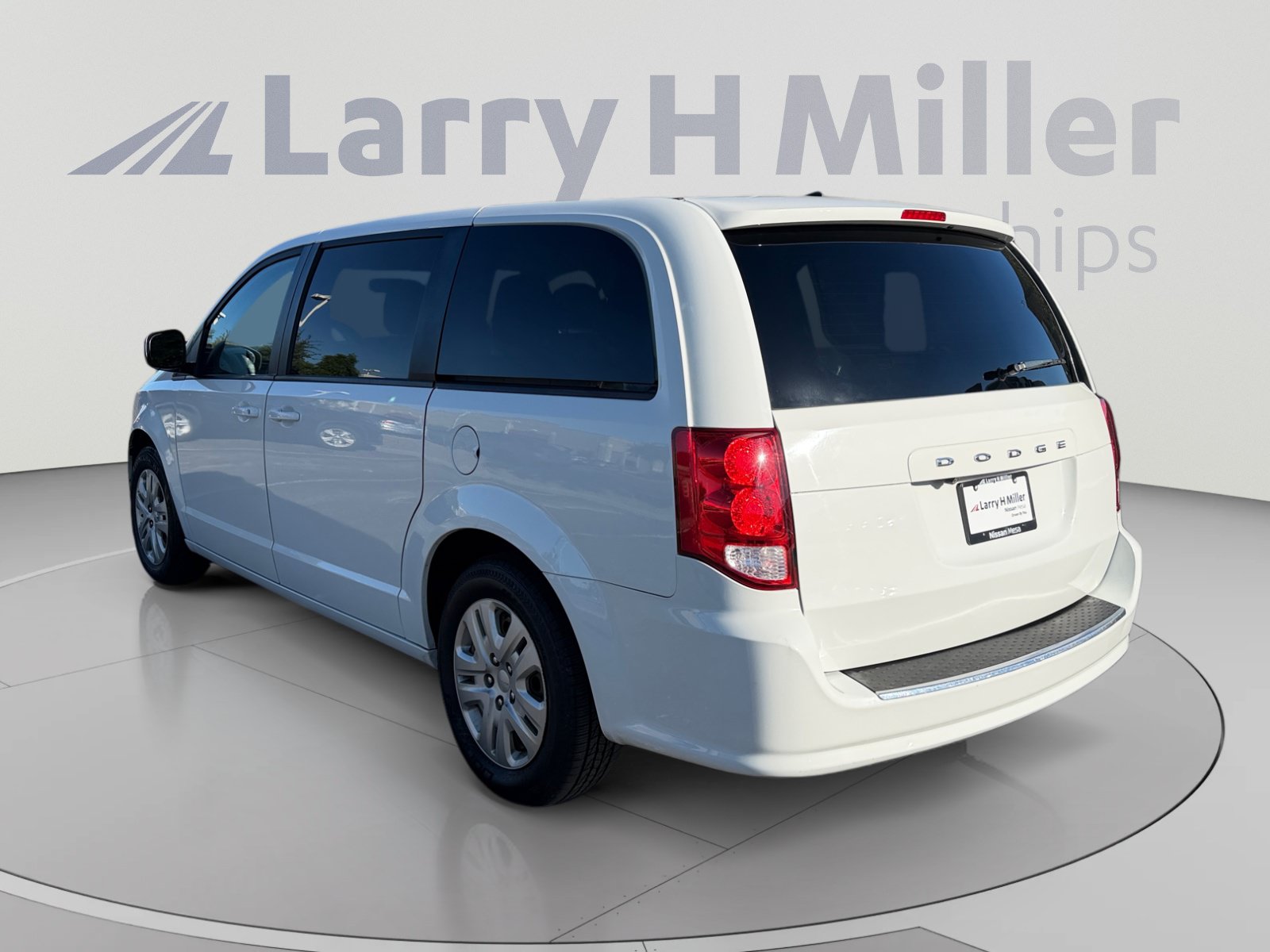 Used 2018 Dodge Grand Caravan SE w/ UConnect Hands-Free Group FWD image 3