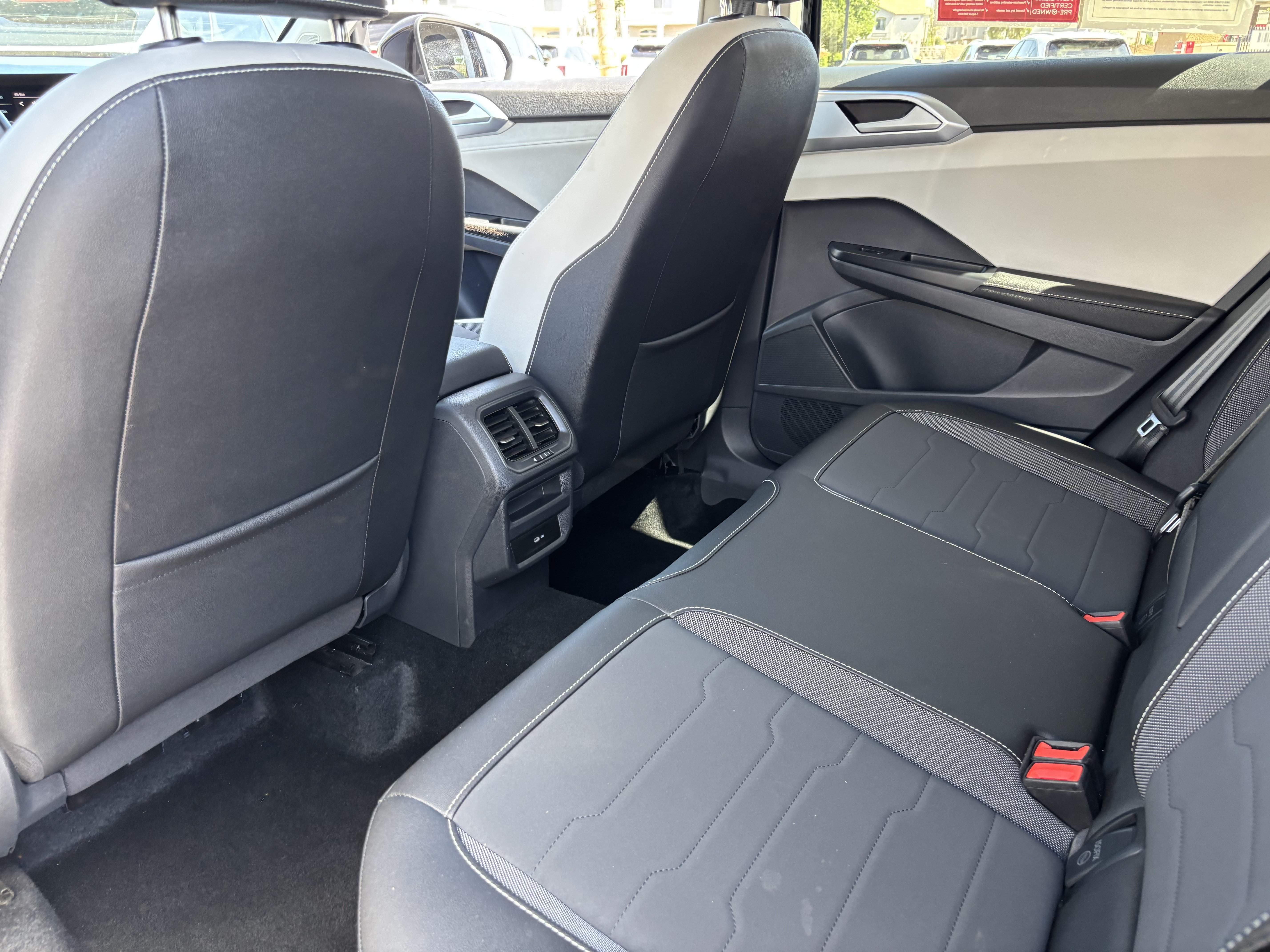 Used 2025 Volkswagen Taos SE AWD/4WD image 16