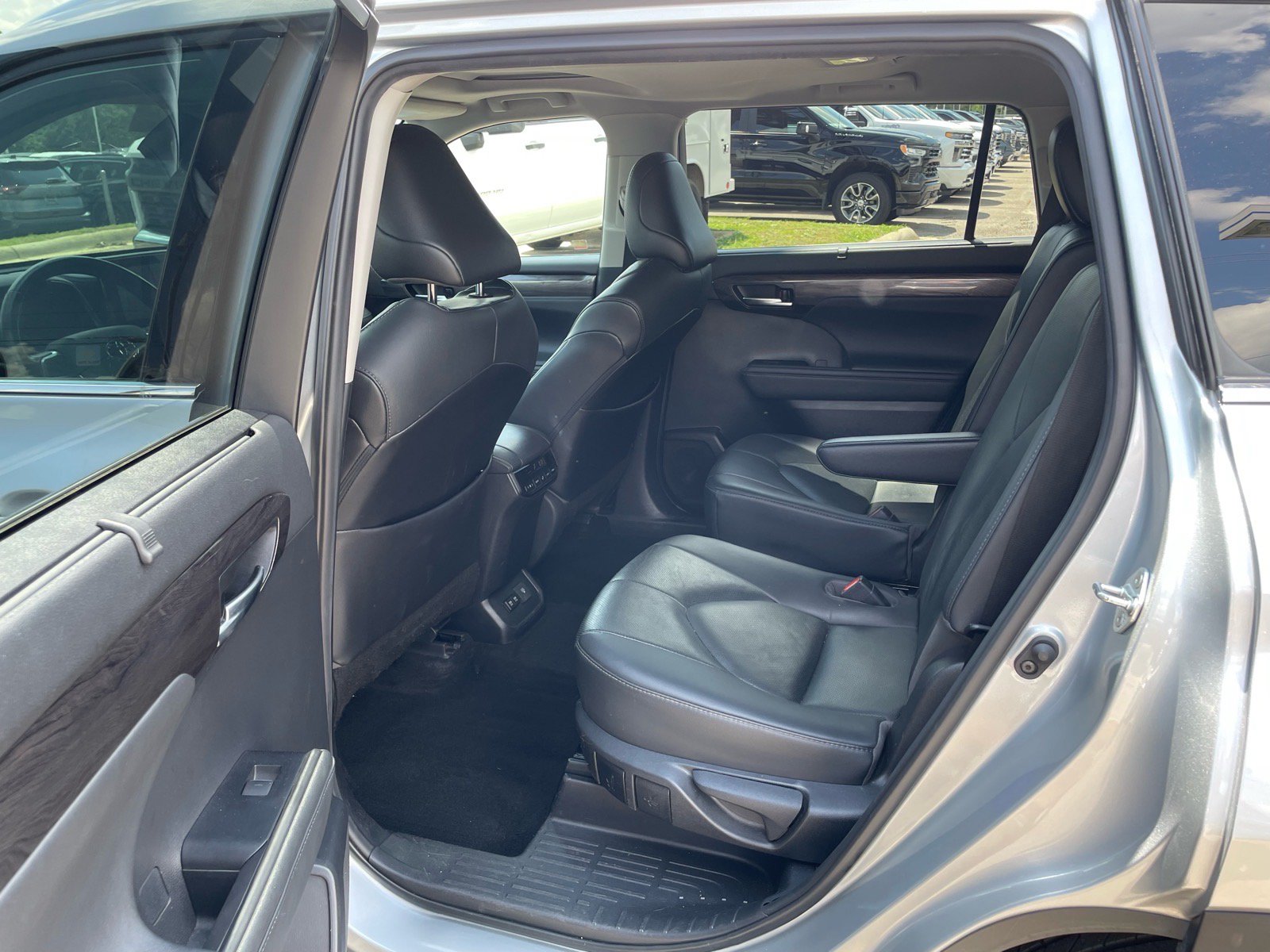 Used 2020 Toyota Highlander Limited FWD image 5