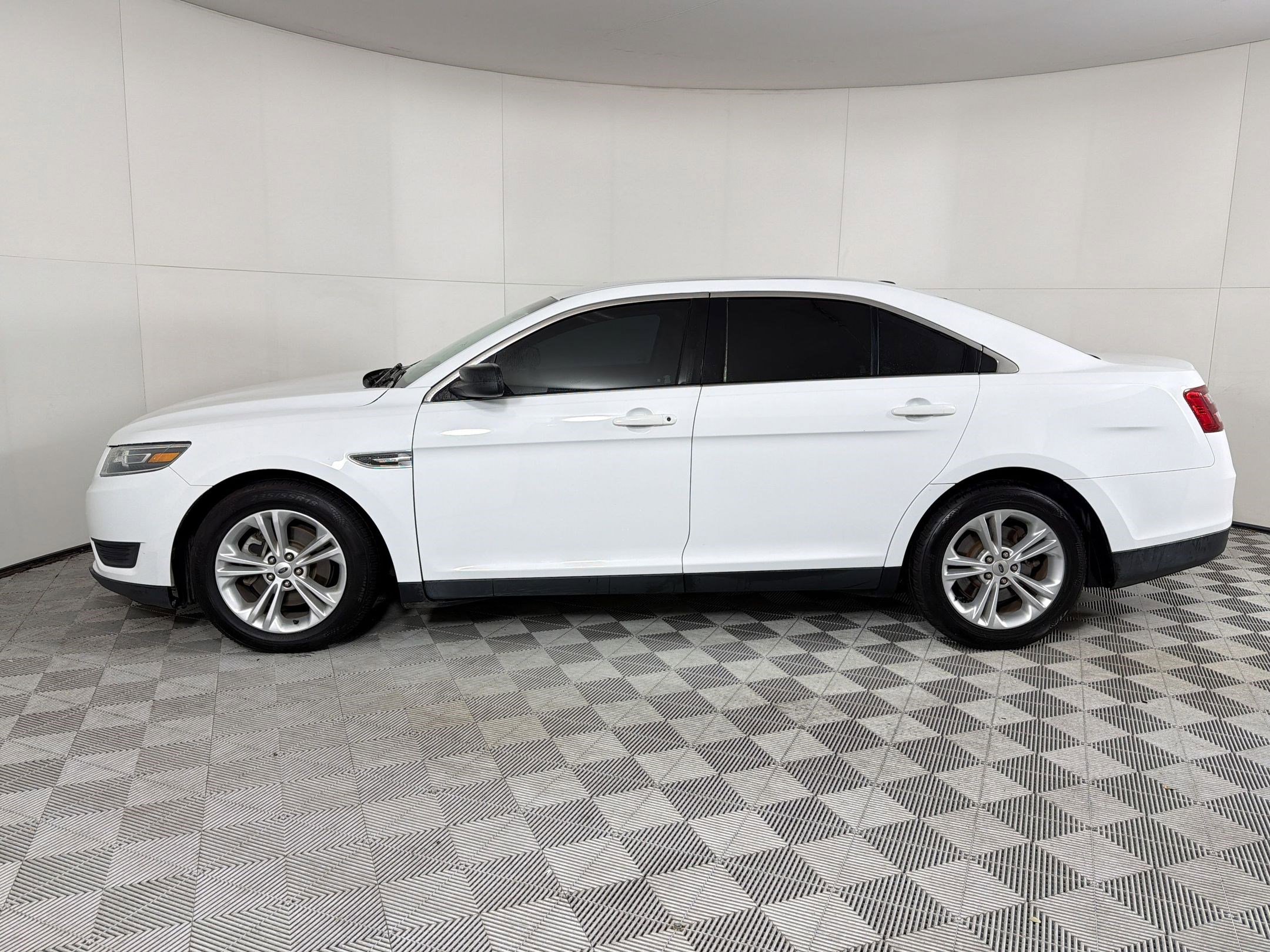 Used 2018 Ford Taurus SE FWD image 2