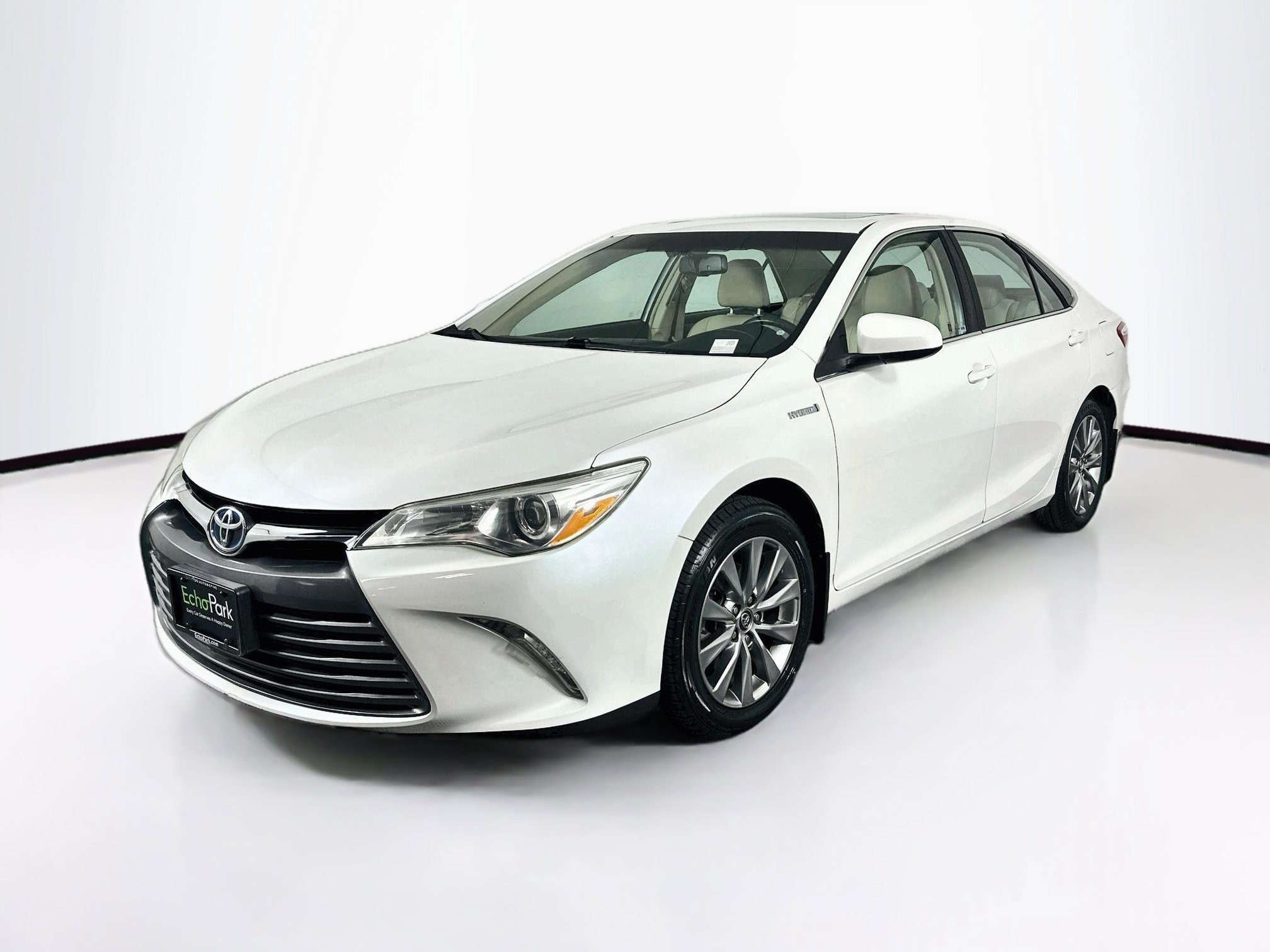 Used 2017 Toyota Camry XLE w/ Moonroof Package FWD image 3