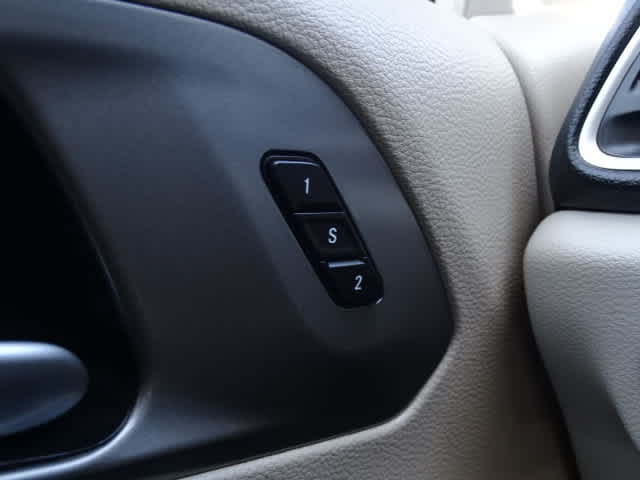 Used 2023 Chrysler Pacifica Touring-L FWD image 38