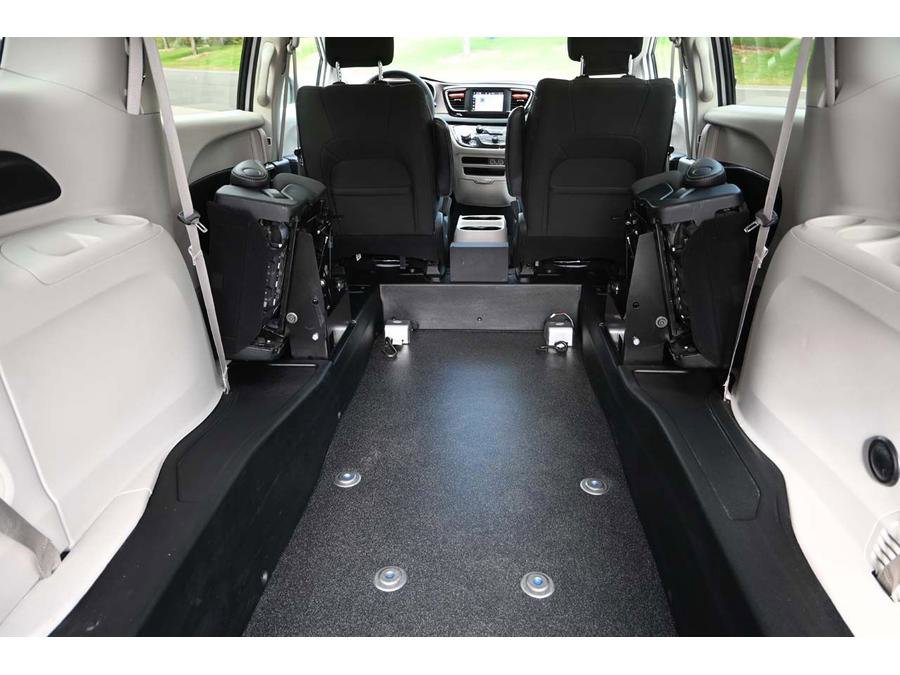 Used 2023 Chrysler Voyager LX image 22