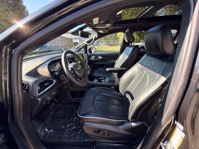 Used 2023 Chrysler Pacifica Limited w/ S Appearance Package FWD image 15