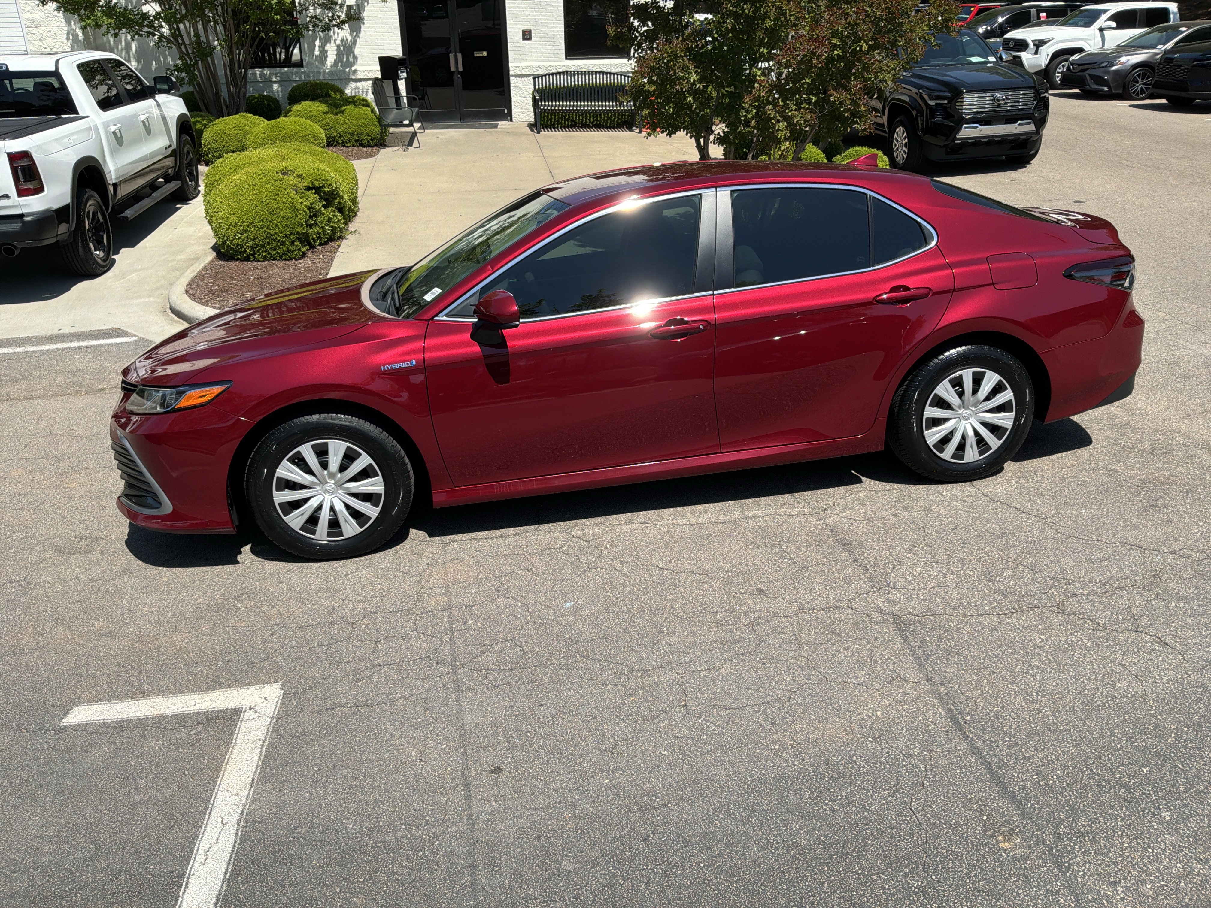 Used 2021 Toyota Camry LE image 7