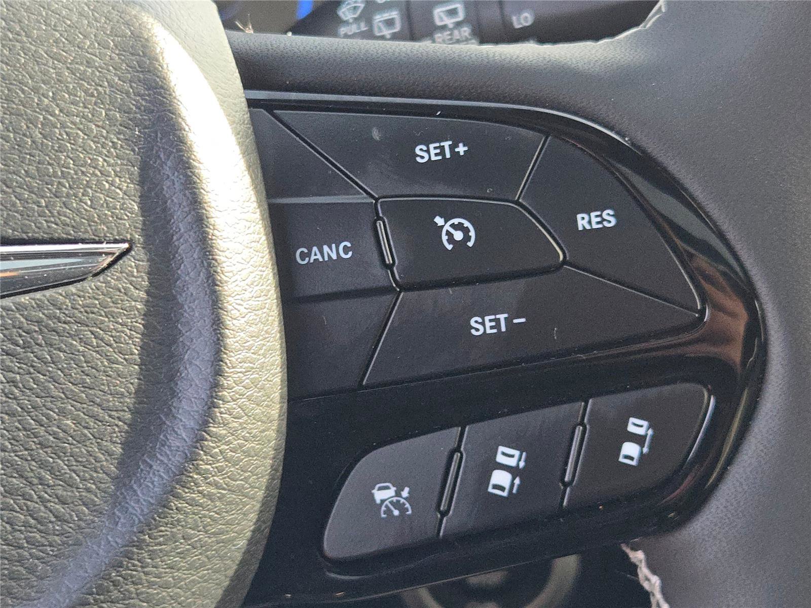 Certified 2025 Chrysler Pacifica Premium image 37