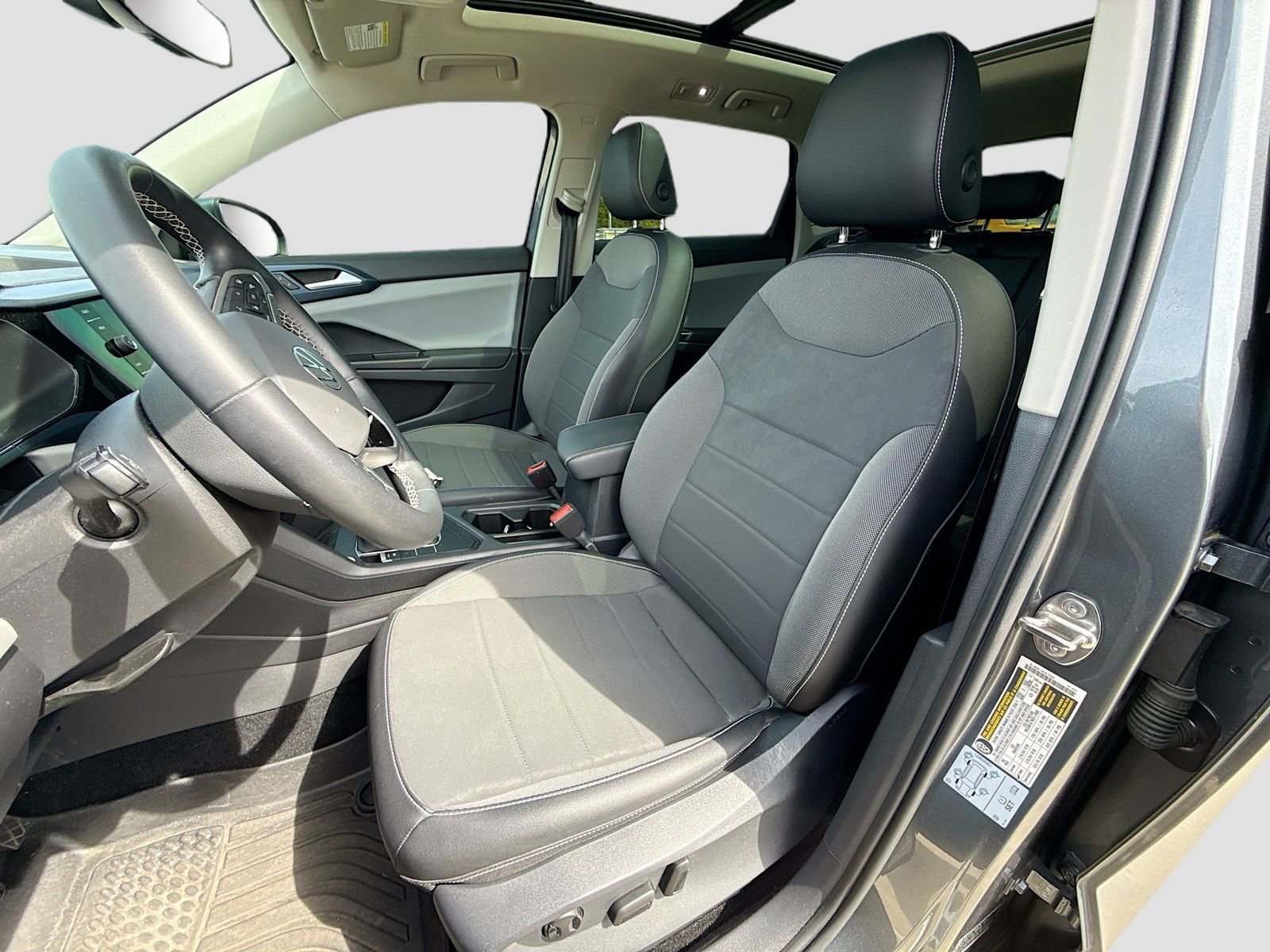 Used 2022 Volkswagen Taos SE w/ Panoramic Sunroof Package FWD image 13